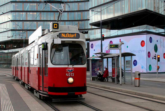 Red / white urban railway leaving the Belvedere district