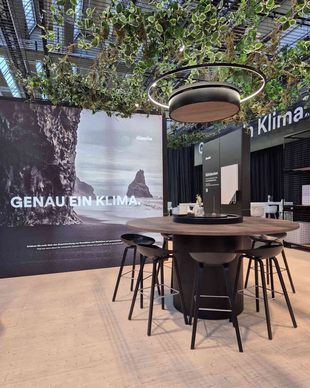 Kampmann Kadius aspect bois, avec anneau lumineux, installation sur le stand du salon Kampmann ISH 2025